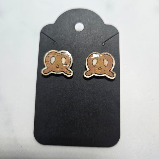 Wooden engraved stud earrings pretzel